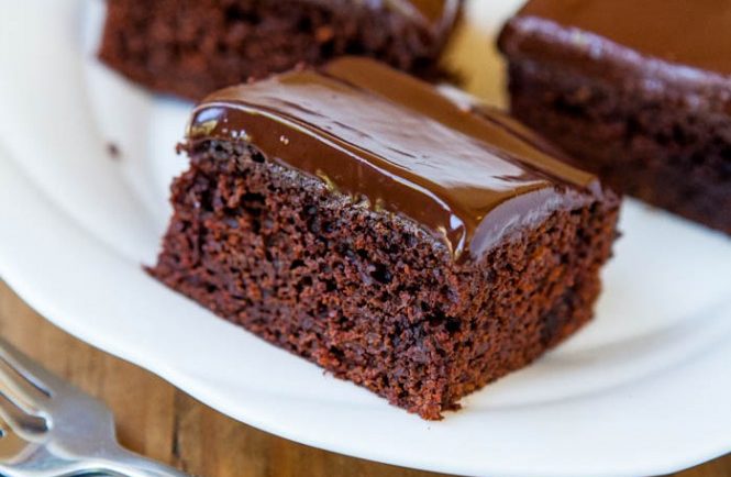 Čokoládový koláč, ktorý budete mať hotový do 7 minút. Nepotrebujete ani váhu alebo odmerku. Postačí obyčajná šálka