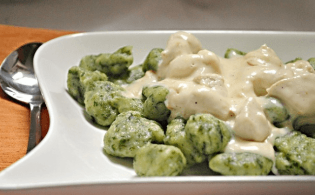 Ak milujete halušky, je tento recept priamo pre Vás! Špenátové halušky s cesnakovou omáčkou a kuracím mäsom!