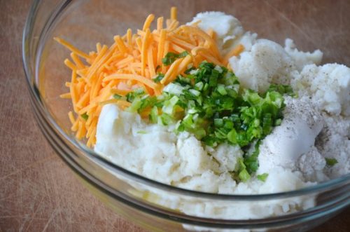 Ostala vám zemiaková kaša a je vám ľúto ju vyhodiť? Vyskúšajte tento skvelý recept na tie najlepšie syrové placky!