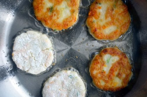 Ostala vám zemiaková kaša a je vám ľúto ju vyhodiť? Vyskúšajte tento skvelý recept na tie najlepšie syrové placky!