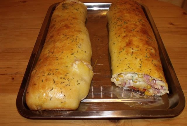 Chrumkavý Pizza závin robím vtedy ak príde návšteva. Chlebíčky a slané ani nechcú jesť, len toto