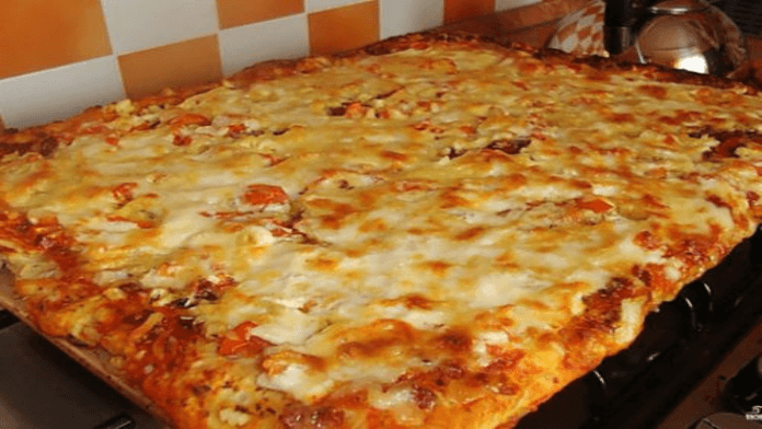 Skvelá chrumkavá pizza z dostupných surovín: Veľmi chutná a jednoduchá príprava!