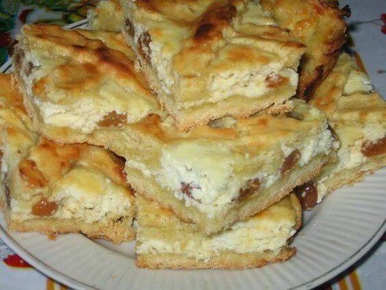 Tento recept je náš rodinný klenot: Jemný a fantasticky chutný tvarohový koláč s hrozienkami!