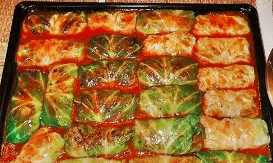 Toto robím vždy na tom najväčšom plechu, aký doma máme: Od tej doby, čo som vyskúšala kapustové závitky upiecť v rúre, ich inak už nerobím, chutia fantasticky!