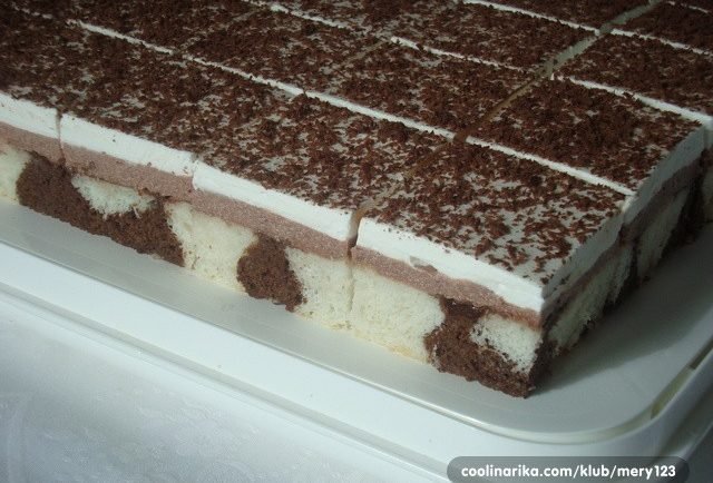 Božské rezy DALMATIN: Čokoládový krém, na vrchu lahodná šľahačka a ešte nastrúhaná čokoláda.