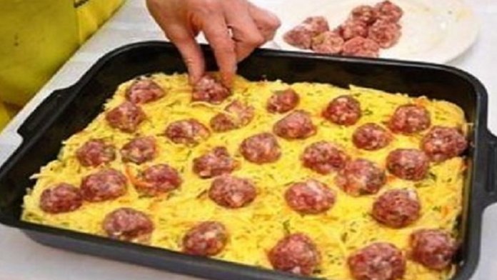 Mäsové guličky so strúhanou zeleninou a zemiakmi – to všetko na jednom plechu! Dokonalosť!