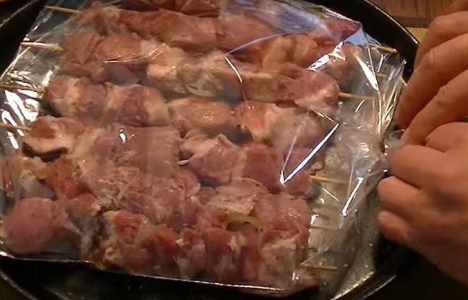 Mäso pripravované na kebab už nemusíte jesť len v prímorských krajinách. Vďaka tomuto báječnému triku si ho pokojne pripravíte aj dom