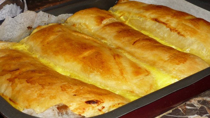 Nadýchaný tvarohový závin s hrozienkami, kyslou smotanou a famóznou náplňou!