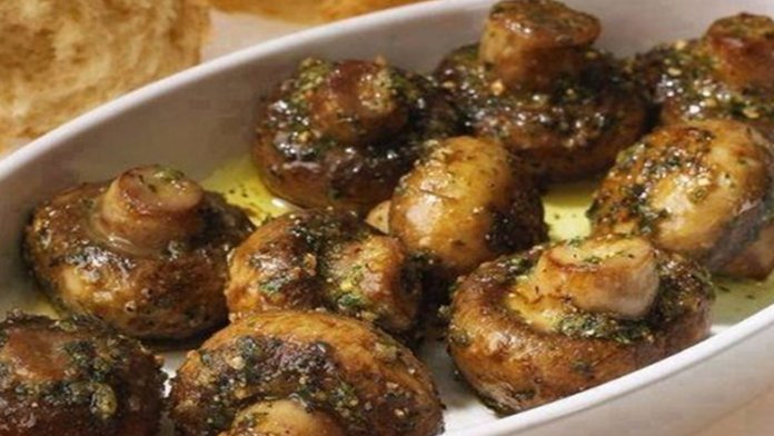 Opečené slávnostné huby s cesnakom a bazalkou! Stačí len niekoľko ingrediencií – neuveriteľne lahodná chuť!