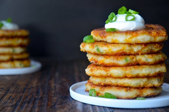 Ostala vám zemiaková kaša a je vám ľúto ju vyhodiť? Vyskúšajte tento skvelý recept na tie najlepšie syrové placky!
