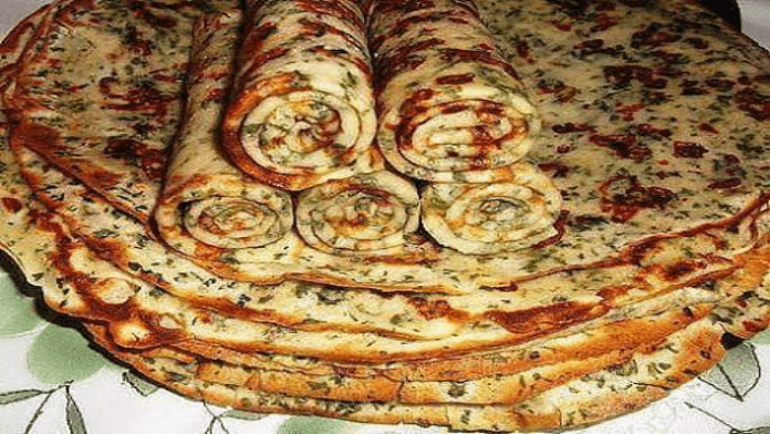 Obed ako lusk za 10 minút: Slané palacinky so strúhaným syrom a bylinkami pripravené na panvičke!