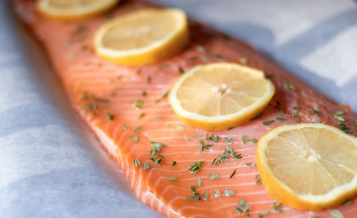 Ten najlepší recept na pečeného lososa s citrónom a bylinkami