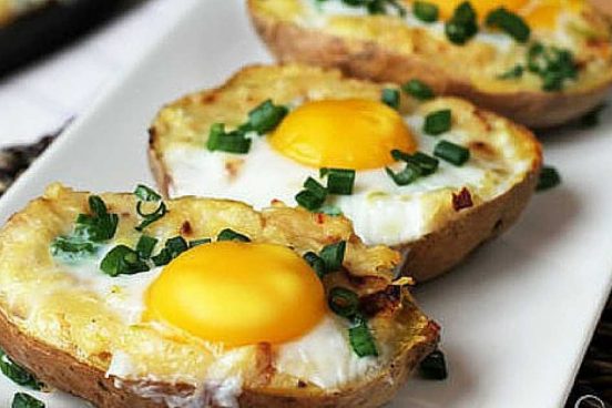 Pečené zemiaky plnené zmesou syra, cesnaku a cibuľky s vajíčkom navrchu: Chutná večera, hotová behom chvíľky