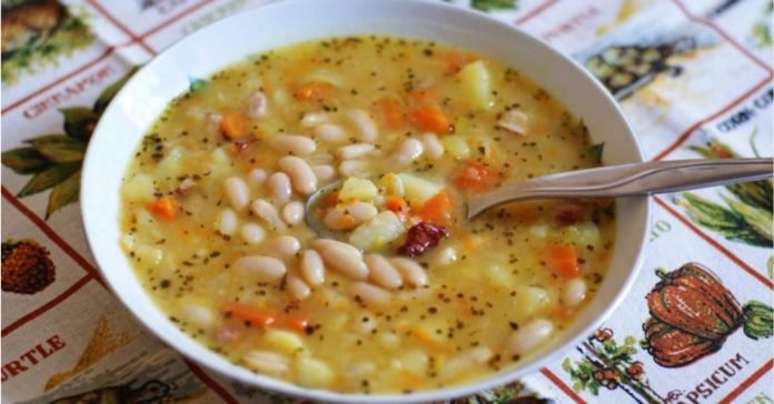 Fantastický recept na fazuľovú polievku, ktorú ma naučila moja stará mama. Vyskúšajte ho aj vy!