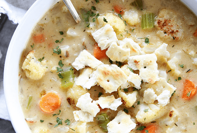 Urobte si tú najlepšiu karfiolovú polievku s mrkvou a syrom, ktorá je hotová za 30 minút