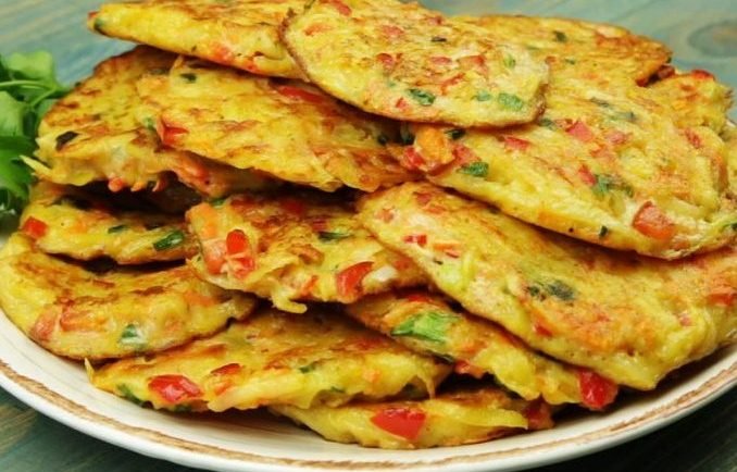 Keď sme už boli prejedení klasických zemiakových placiek, kamarátka mi dala tento fantastický recept. Odvtedy placky inak nepripravujem a celá rodina ich miluje