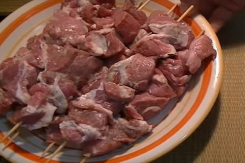 Mäso pripravované na kebab už nemusíte jesť len v prímorských krajinách. Vďaka tomuto báječnému triku si ho pokojne pripravíte aj dom