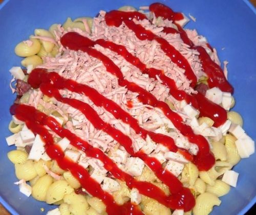 Zapečené pizza cestoviny. Vynikajúca voľba na chutný obed. Je to vcelku jednoduché a hlavne rýchle. Kto má rád cestoviny, určite si pochutí.