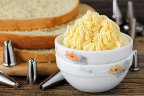 200 ml mlieka, 300 g cukor a dva vajíčkové žĺtky, takto sa pripravuje najchutnejší vanilkový krém na svete!