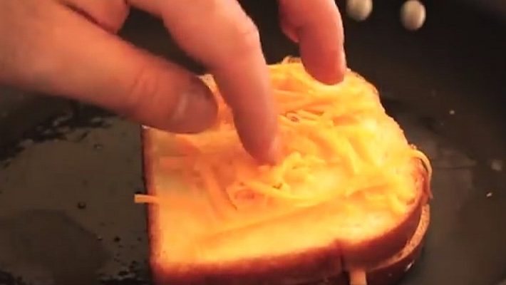 Taký lahodný toast s pečeným syrom ste ešte nejedli. Budete sa oblizovať…