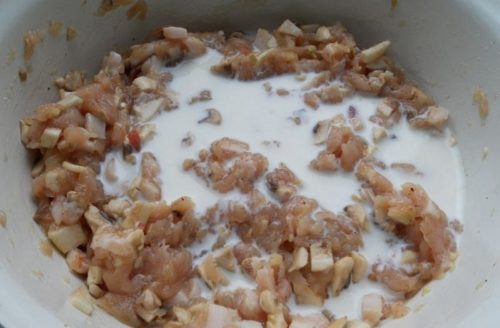 Ďalší výborný recept pre milovníkov kuracieho mäsa. Famózna kuracia roláda s cesnakom, ktorá Vám bude chutiť aj za studena!