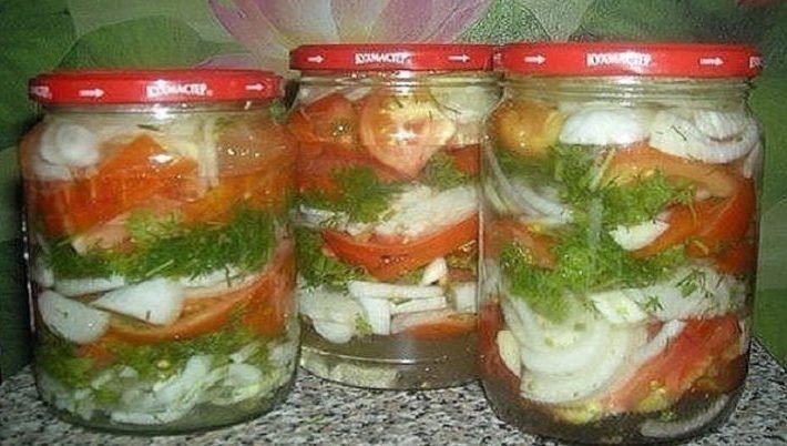 Bez žiadneho zavárania: Urobte si nakladané paradajky s cibuľou v chutnom sladkokyslom náleve. Jedinečný recept na zimu