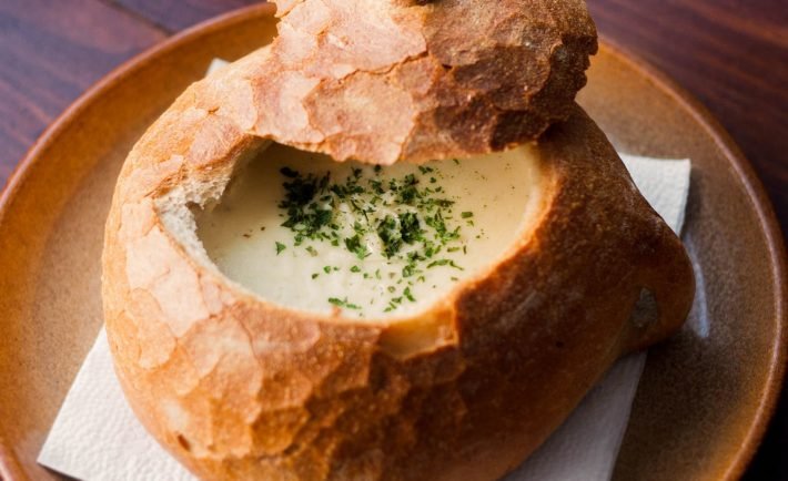 Snáď každý Slovák miluje cesnačku. Kto by ju totiž nemiloval, že? Vyskúšajte preto tento recept na krémovú cesnačku v bochníku!