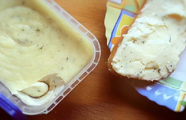 Tak toto Vám nahradí aj vynikajúci chlieb so šunkou! Domáci tavený syr pripravujeme každý víkend a vždy nám pár dní vydrží!
