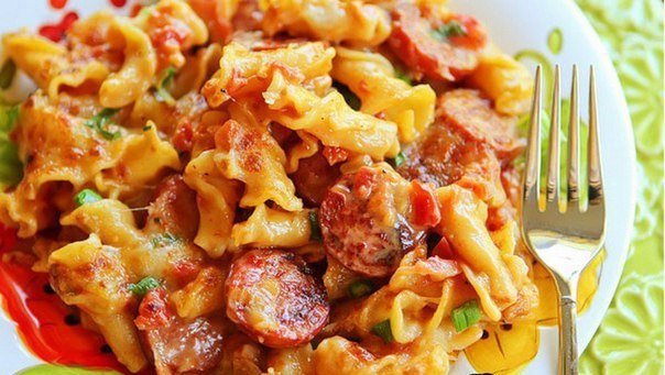 Môjmu mužovi nechutili cestoviny na žiadny spôsob. Nevedela som, čo s tým, ale potom som prišla s týmto receptom. Fusilli s klobásou v paradajkovej omáčke! Od tej doby sú jedným z najobľúbenejších jedál v našej rodine!