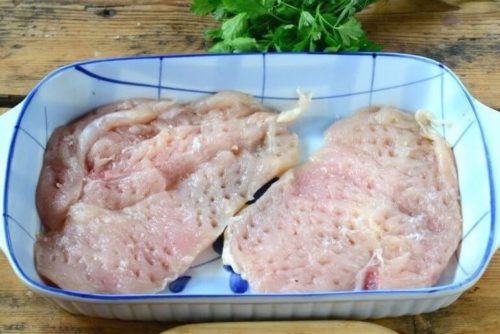 Kuracie prsia posypte 100g strúhaného syra a pridajte 1 paradajku, vznikne luxusné jedlo pre celú rodinu!