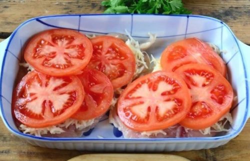 Kuracie prsia posypte 100g strúhaného syra a pridajte 1 paradajku, vznikne luxusné jedlo pre celú rodinu!
