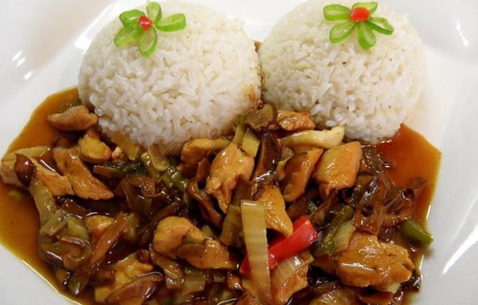 Kuracie mäsko na čínsky spôsob podávané s ryžou