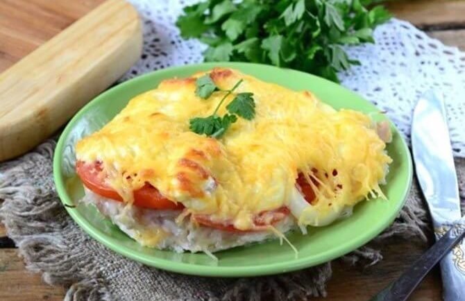 Kuracie prsia posypte 100g strúhaného syra a pridajte 1 paradajku, vznikne luxusné jedlo pre celú rodinu!