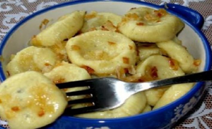 Lenivé zemiakové pirohy pre celú rodinu. Sú vynikajúce a pripravené takmer okamžite!