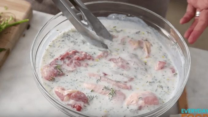 Vyskúšali ste už marinádu z cmaru? Vďaka nej sa mi podarilo urobiť mäsko, ktoré bolo chrumkavé zvrchu a dokonale šťavnaté vo vnútri. Inú už pripravovať nebudem!