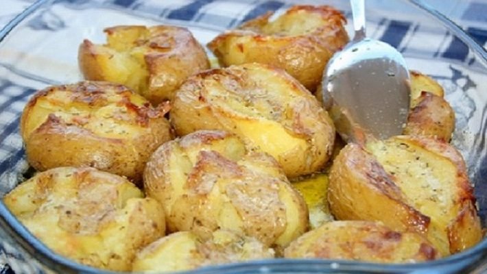 Táto príloha je taká chutná, že tromfne aj hlavný chod: Vyskúšajte pečené zemiaky na portugalský spôsob!