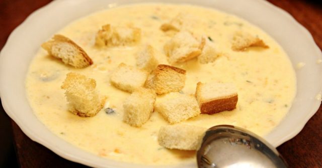 Milujete spojenie syra a smotany? Potom je táto syrová polievka pre Vás ako stvorená!