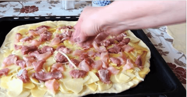 Tradičná špecialita: Na cesto poskladajte zemiaky, cibuľu a kuracie mäso, a okraje potrite cesnakom! Zamilovala si ju celá rodina!