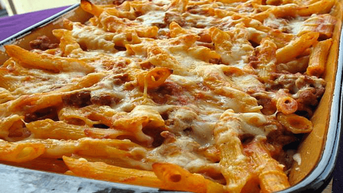 Zapekané penne cestoviny so šunkou a strúhaným syrom! Jednoduchá a chutná večera