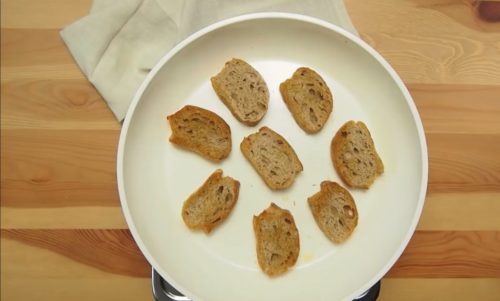 Silnejšia ako lieky a na nohy vás postaví raz dva! Recept na pravú cesnakovú polievku.