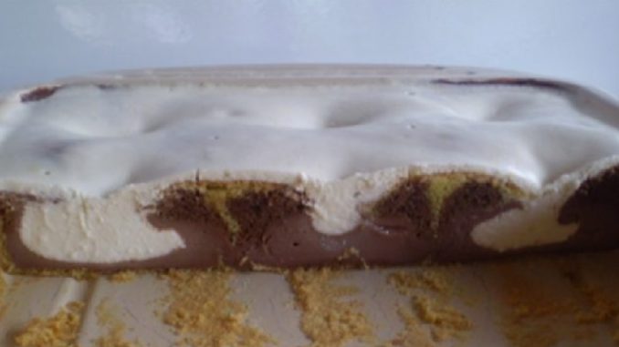 Jednoduchý a chutný koláč s čokoládovým pudingom a polevou z kyslej smotany