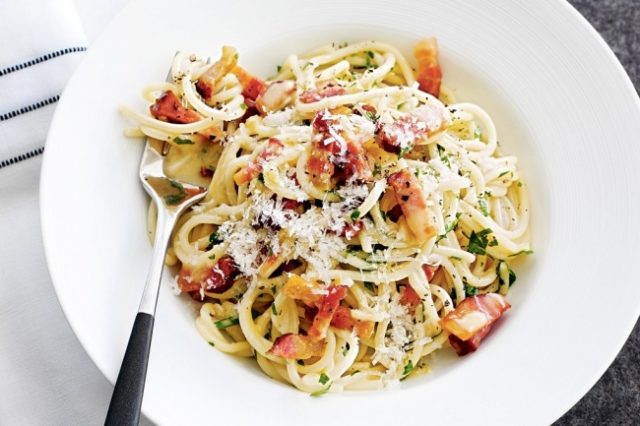 Každý pozná špagety carbonara, nie každý ich však vie pripraviť. Pozrite sa na jednoduchý a rýchly recept, vďaka ktorému pripravíte tie najlepšie špagety!