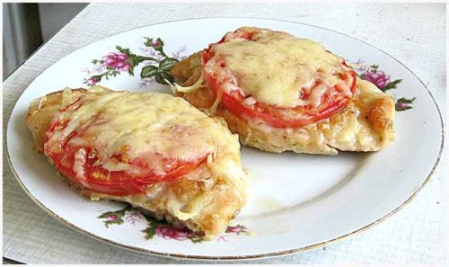 Kuracie prsia najprv nakrájala a zaliala ich smotanou s vajíčkami. Vznikol ten najlepší a najrýchlejší recept na jednoduchý obed či večeru!