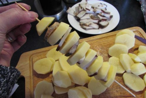 Tieto špízy so zemiakmi máte hotové okamžite a všetky ingrediencie má doma každý