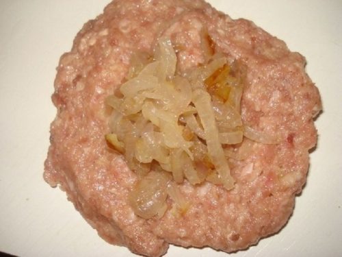 Ruský recept na jedlo s názvom Zrazy. Použila som mleté mäso a pár ingrediencií a mala som TOP jedlo