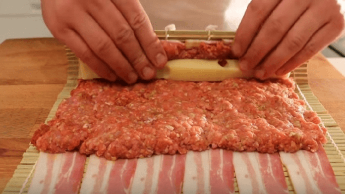 Pečená rolka zo slaniny, syra a mletého mäsa – výborná a rýchla večera!