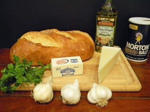 Tento fantastický recept na zapečený chlebíček som našla nedávno a od tej doby čo som ho vyskúšala, žiadnu inú slanú pochúťku nepripravujem