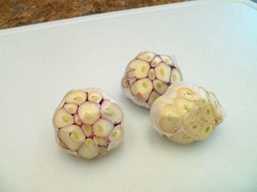 Tento fantastický recept na zapečený chlebíček som našla nedávno a od tej doby čo som ho vyskúšala, žiadnu inú slanú pochúťku nepripravujem