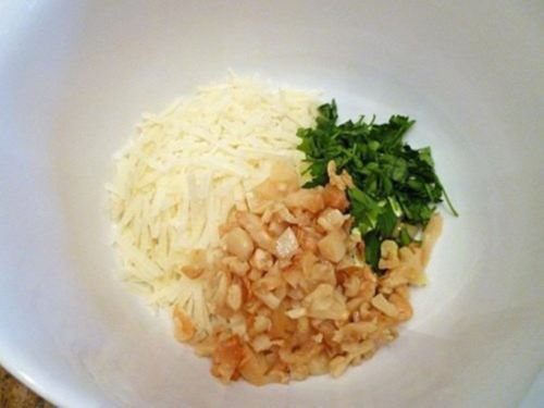 Tento fantastický recept na zapečený chlebíček som našla nedávno a od tej doby čo som ho vyskúšala, žiadnu inú slanú pochúťku nepripravujem