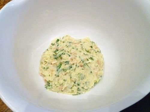 Tento fantastický recept na zapečený chlebíček som našla nedávno a od tej doby čo som ho vyskúšala, žiadnu inú slanú pochúťku nepripravujem